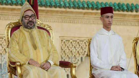 Le roi du Maroc Mohammed VI et son fils le prince Moulay El Hassan participent à une cérémonie de bienvenue au pape François sur l'esplanade de la mosquée Hassan II à Rabat, Maroc le 30 mars 2019. Le pape effectue une visite de deux jours au Maroc. (Photo by Maurix/GAMMA-RAPHO/Gamma-Rapho via Getty Images)