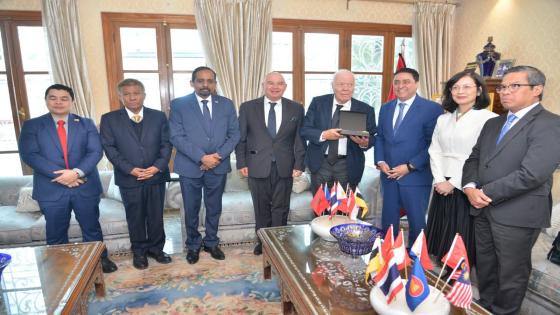 حجيرة يناقش سفراء ستة دول آسيوية