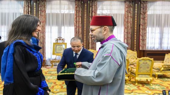 سيدنا يستقبل المتسلقة المغربية نوال صفنضلة ويوشحها جلالته بوسام المكافأة الوطنية من درجة ضابط