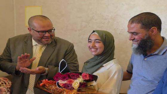 بودشيش مدير اكاديمية بني ملال بمنزل المتفوقة في البكالوريا
