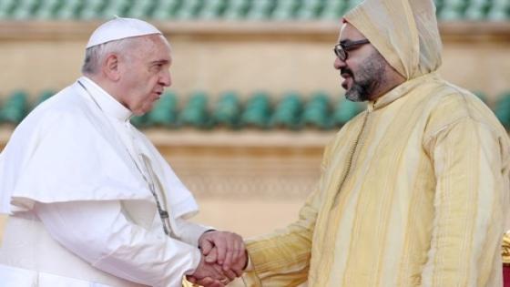 Pope Francis (L) greets King Mohammed VI of Morocco (R) at the Tour Hassan square in the capital Rabat on March 30, 2019 during a visit which will see him meet Muslim leaders and migrants ahead of a mass with the minority Catholic community. (Photo by FADEL SENNA / AFP)