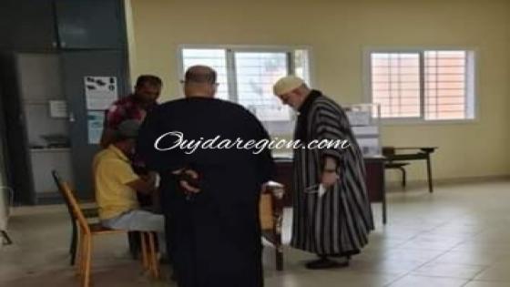 صور..شيخ البودشيشة ونجله الدكتور منير بمكتب التصويت